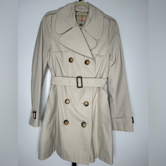 Burberry Women's Trench Coat - Timeless Elegance and British Heritage ๐ - Picture 3 of 7
